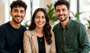 Die drei Gründer von Migranto nebeneinander in einem hellen Büro