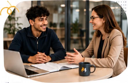 Eine Ausbilderin im Gespräch mit einem jungen Bewerber am Besprechungstisch