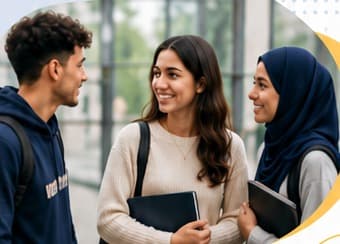 Drei junge Menschen im Gespräch vor einem Ausbildungszentrum
